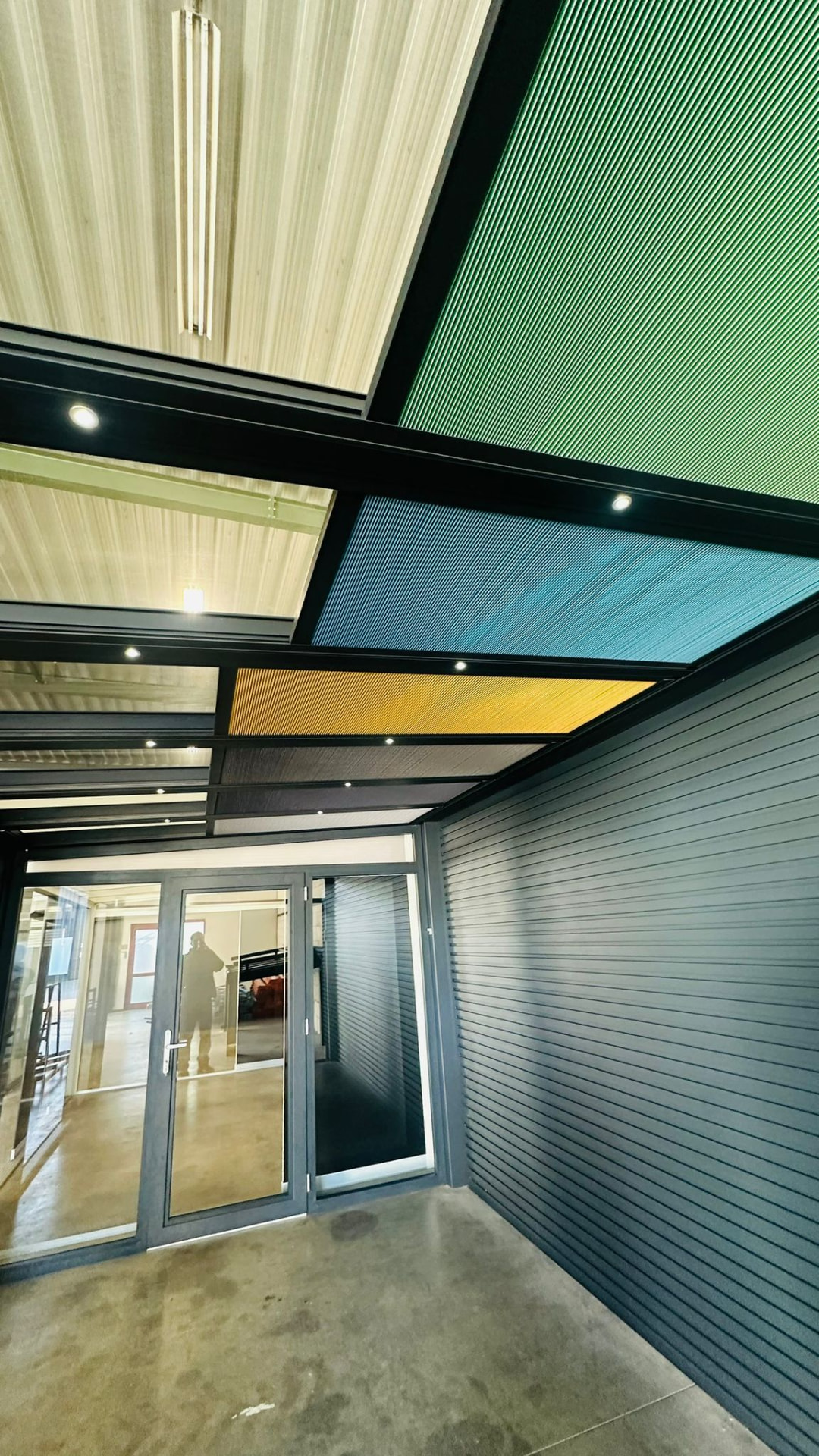 Plissees in verschiedenen Farben unter einer Terrassenüberdachung in der Ausstellung