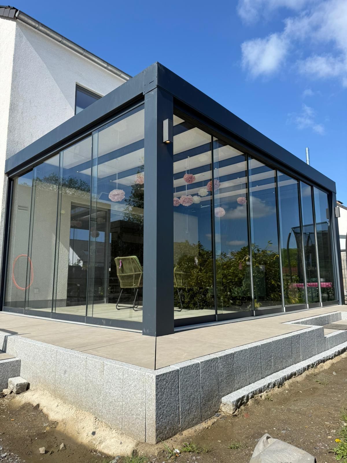 Kubische Cube Überdachung in Anthrazit mit rahmenlosen Glas-Schiebeelementen