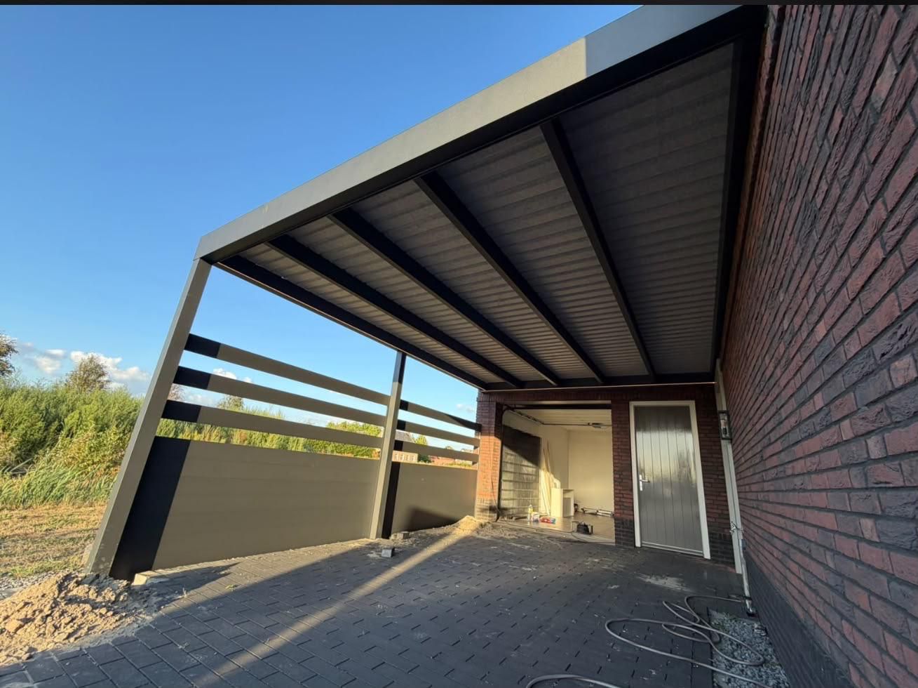 Carport aus Aluminium mit Sichtschutz-Seitenwand und Lamellen