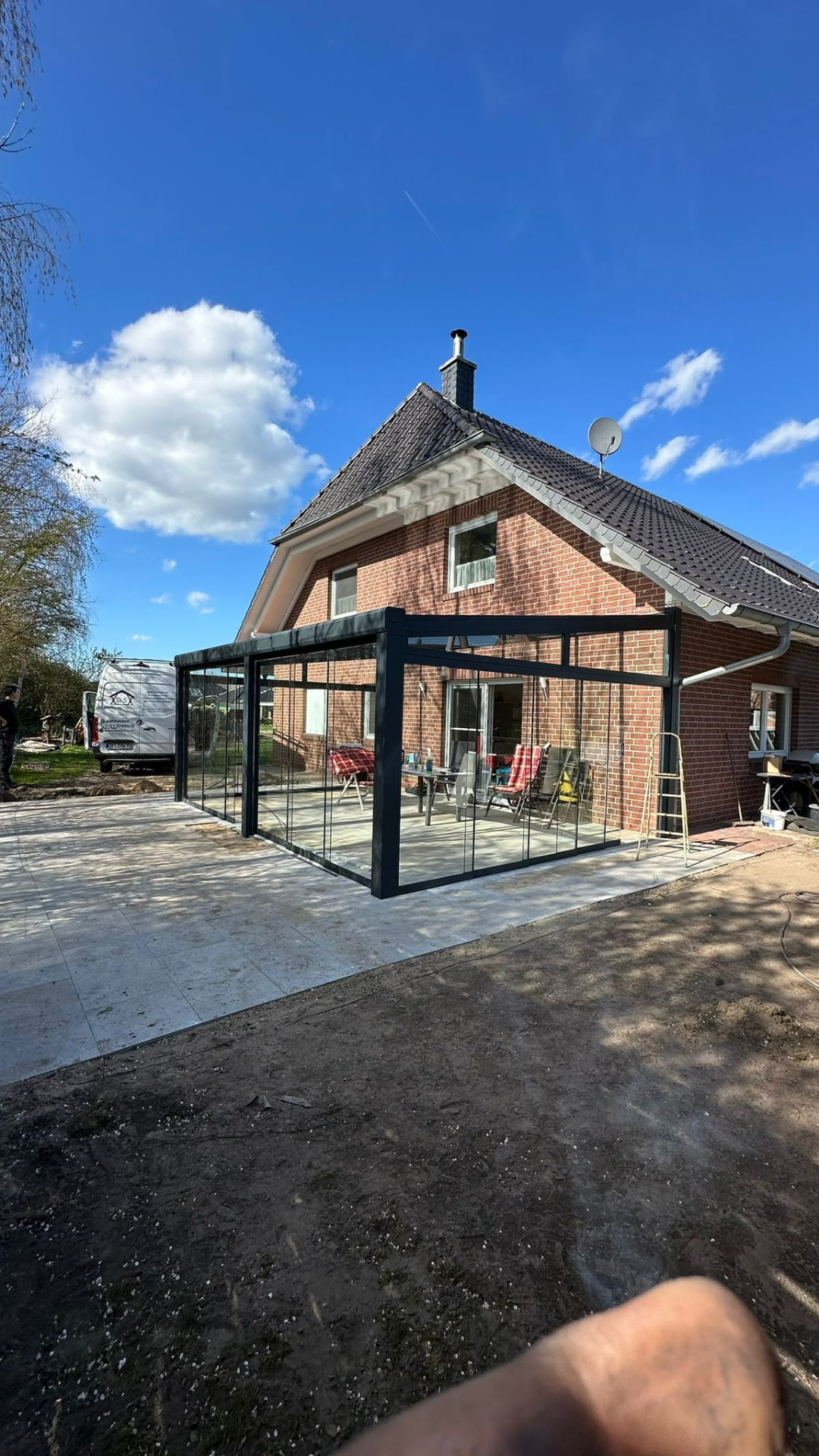 Terrassenüberdachung mit Glasfront während der Montage
