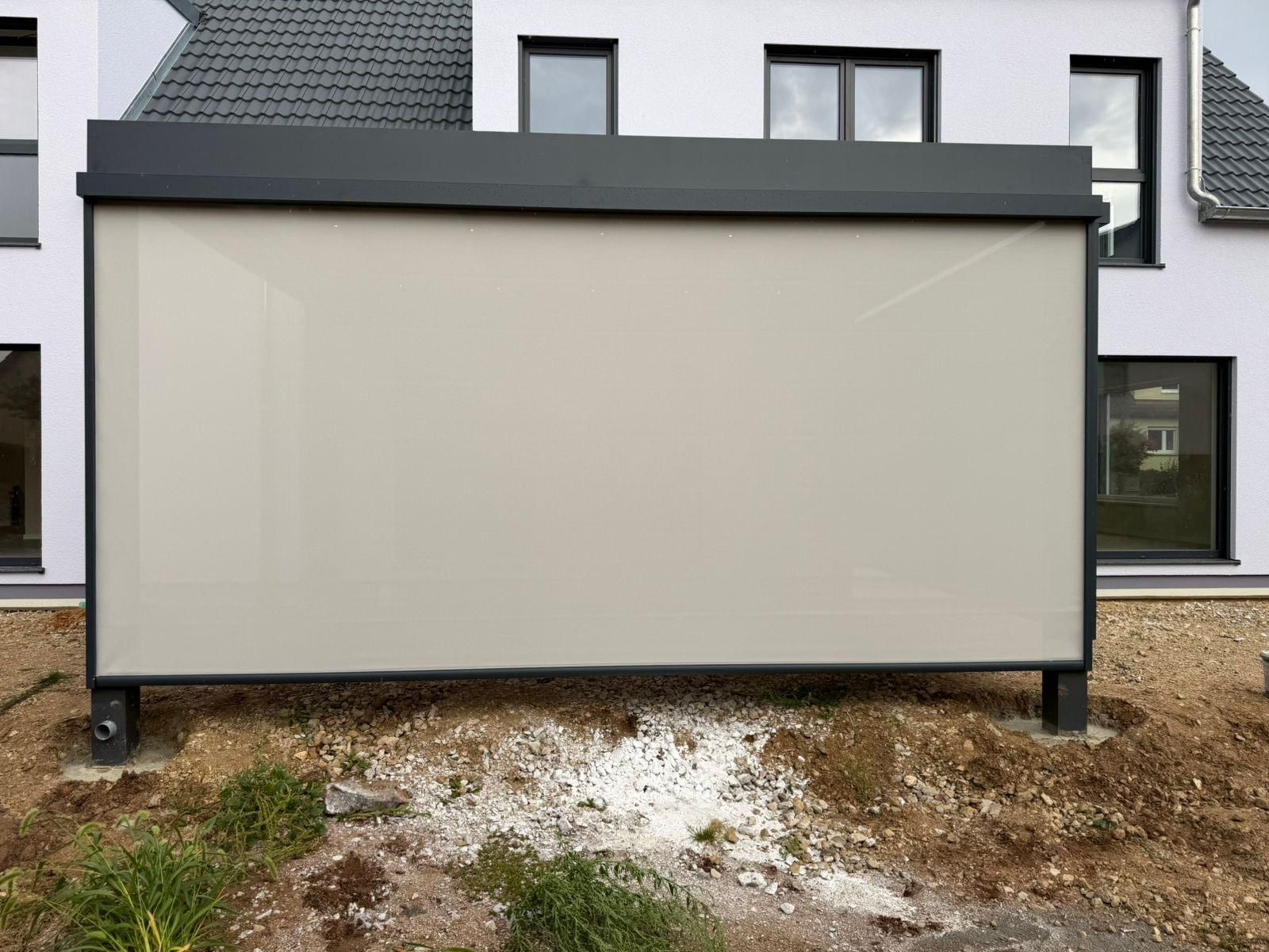 Senkrechtmarkise in Beige an einer freistehenden Terrassenüberdachung
