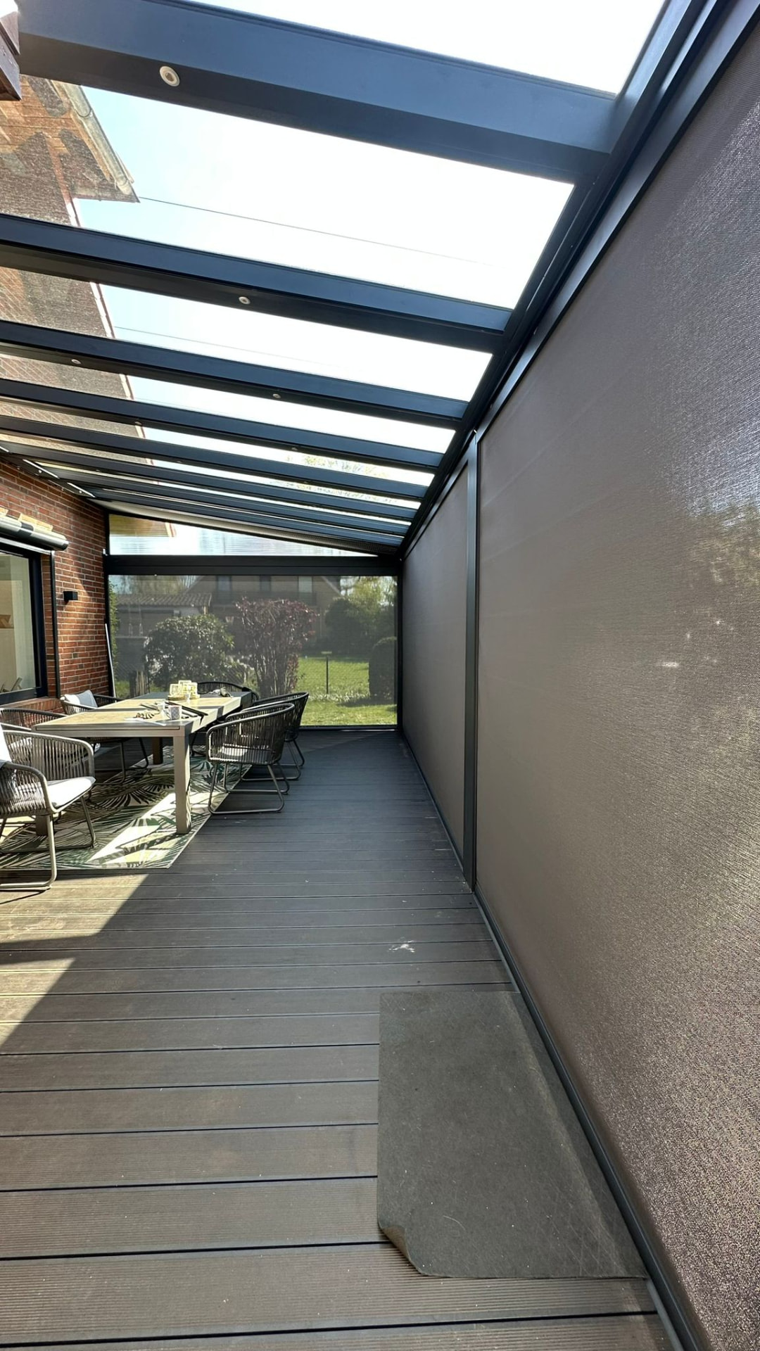 Verglaste Terrasse mit Senkrechtmarkise als Sicht- und Sonnenschutz