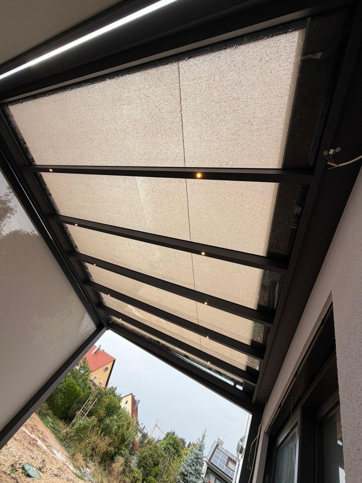 Unterglas-Plissee unter dem Glasdach einer Terrassenüberdachung mit LED-Spots