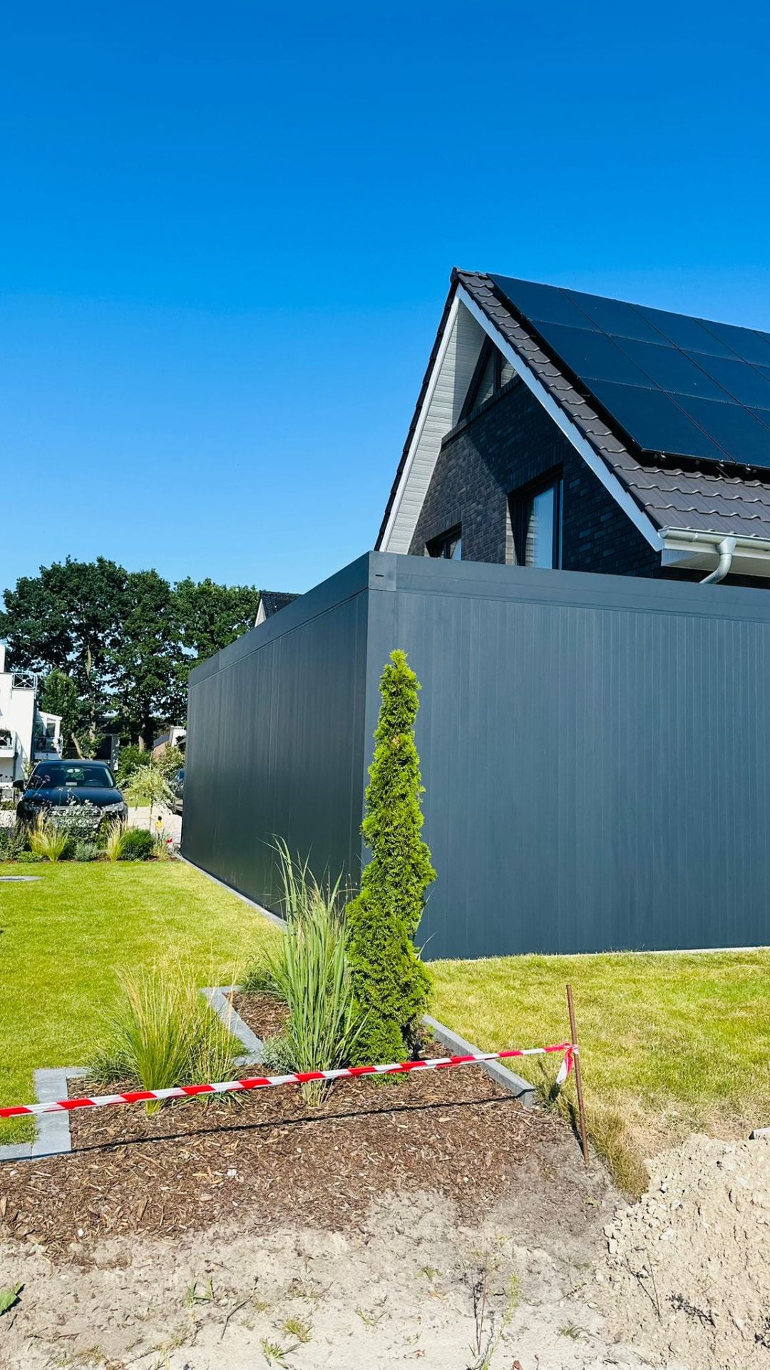 Carport mit geschlossener Aluminium-Seitenwand in Anthrazit