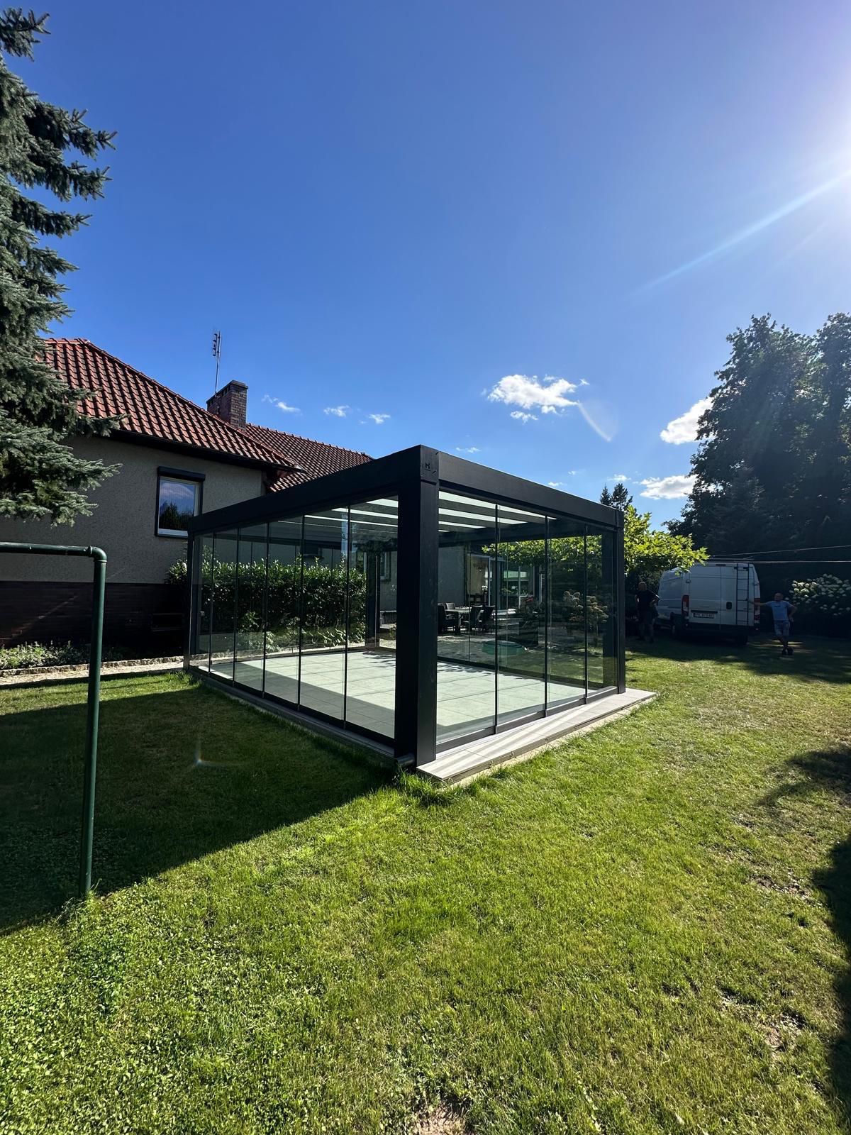 Freistehende Cube Überdachung mit Glasdach auf dem Rasen