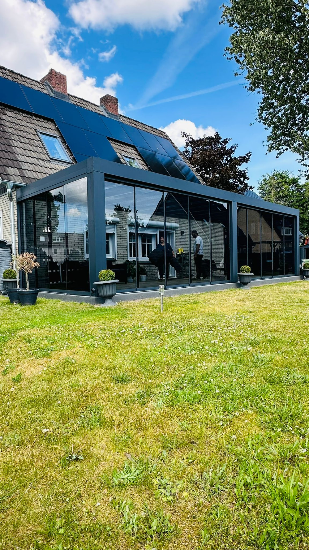 Lange Cube Überdachung mit Glasschiebeelementen im Garten