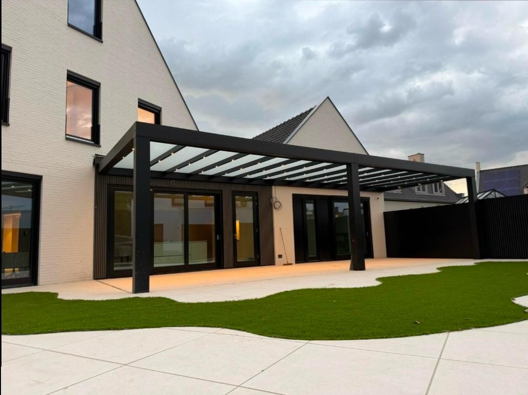 Anthrazitfarbene Terrassenüberdachung aus Aluminium mit Glasdach und LED-Beleuchtung