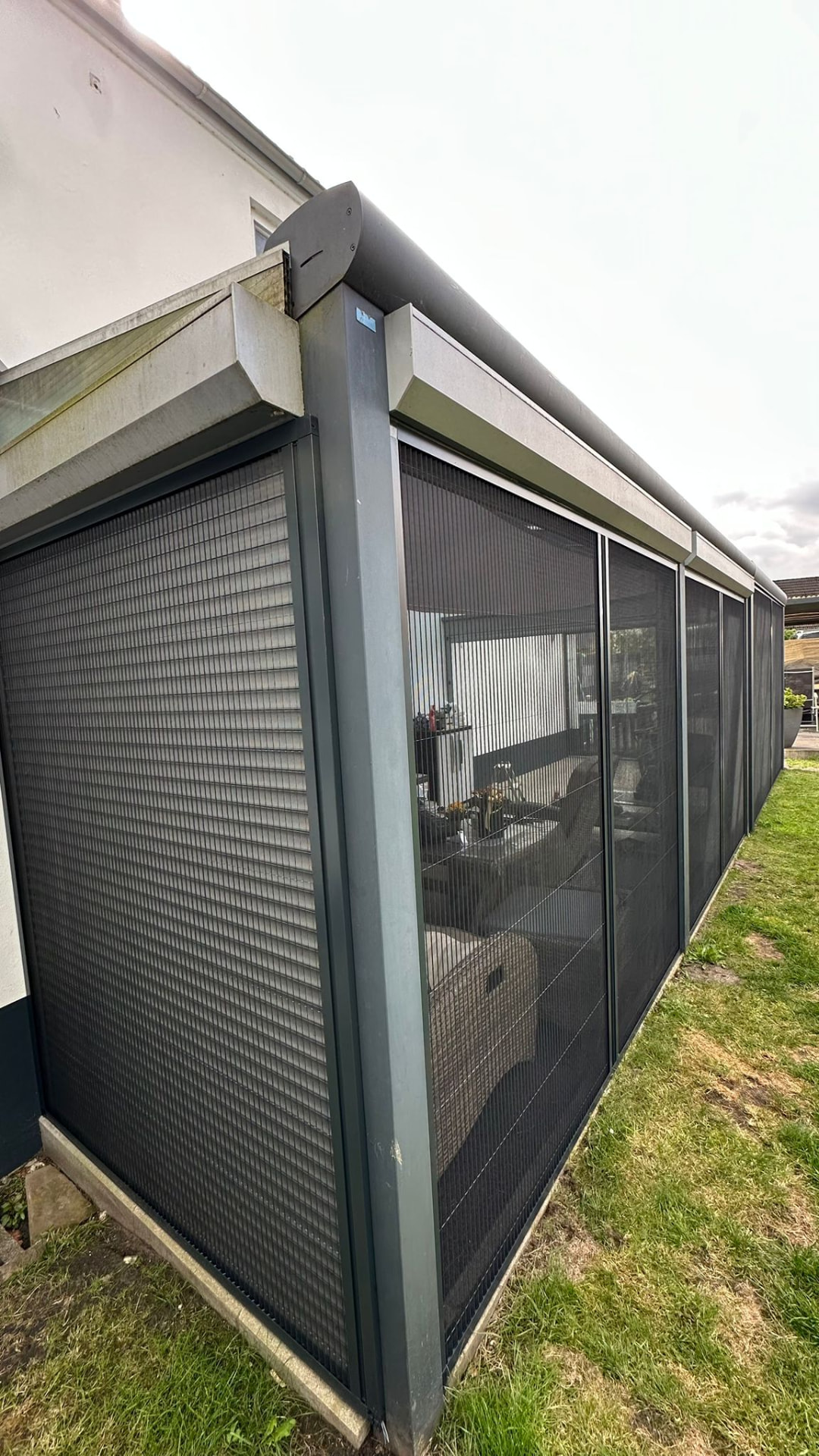 Insektenschutz-Schiebeanlage als rundum Sicht- und Insektenschutz an einer Terrasse